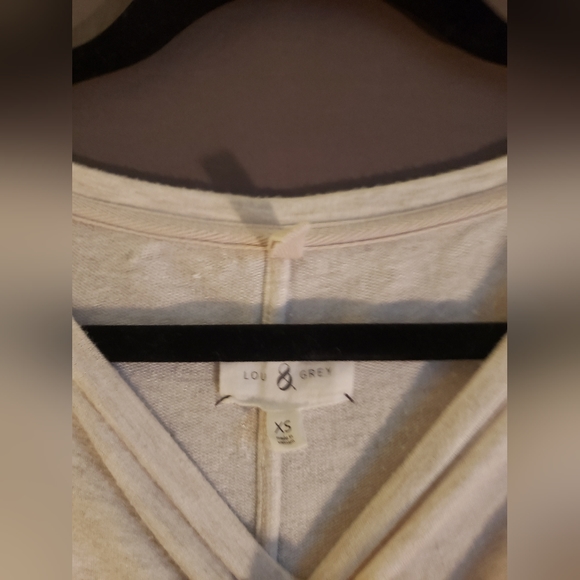 Super soft and comfy T- Shirt. Neutral grey/ beige colour.  Slightly worn. Thick - Picture 2 of 5